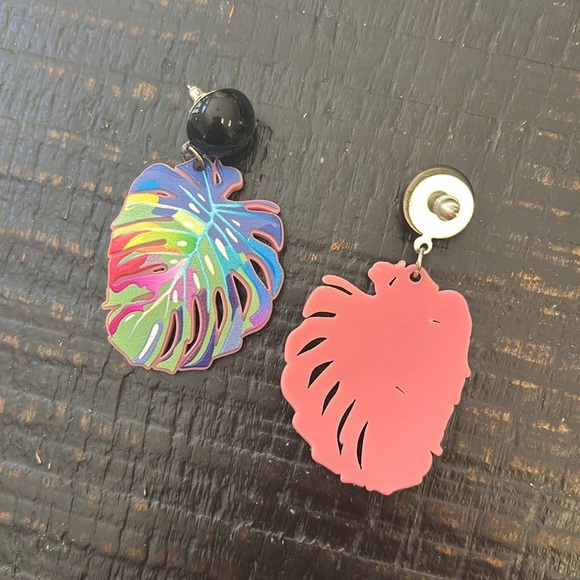 🎈4 LISTINGS FOR $20!! Colorful Plant Leaf Earrings with Black Studs. - Picture 5 of 5